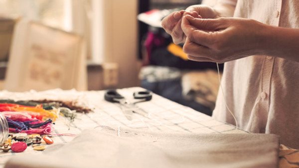 Händer som skapar inom textilkurser