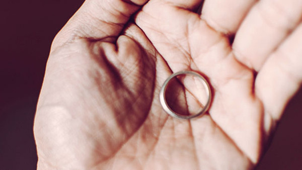 Hand med ring skapad på en kurs i silversmide