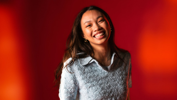 Glad kvinnlig deltagare – kampanjbild för Folkuniversitetets kurser och utbildningar i Trollhättan