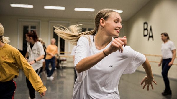 Ung tjej som dansar på Balettakademien Stockholm