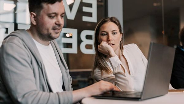 Två glada deltagare på en it-kurs hos Folkuniversitetet