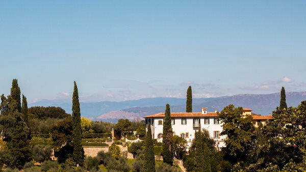 Vy över italienska berg på en av många platser i Italien där du 50+ kan läsa en spårkkurs i italienska