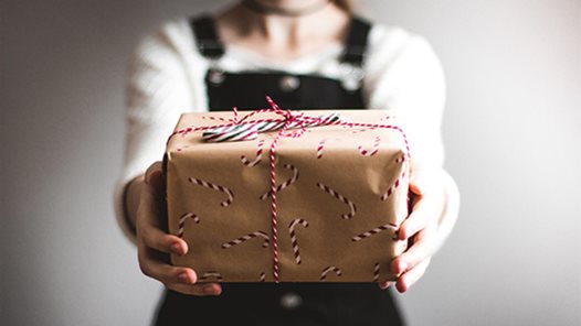 Paket med presentkort från Folkuniversitetet