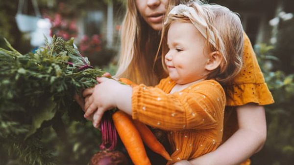 Ekologisk odling, barn och mamma som hoppas på en hållbar utveckling