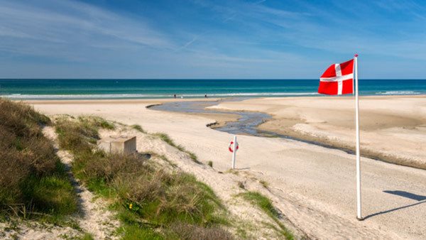 Dansk flagga på vacker strand