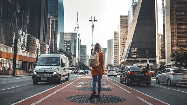 Ung kvinna på Paulista Avenue, São Paulo. Folkuniversitetets gymnasium ger dig världens möjligheter!