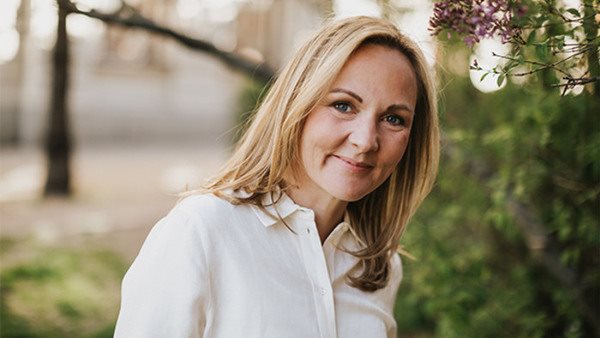 Jenny Fagerlund som leder kursen Skriva feelgood