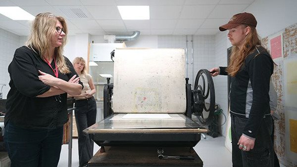 Lärare och elev på KV Konstskola i Göteborg