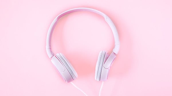 Hörlurar på rosa bakgrund