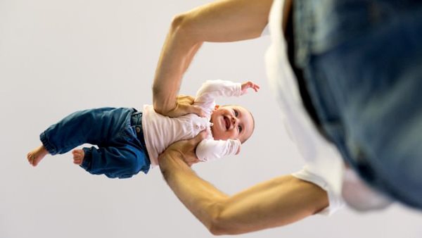 Barn som lyfts upp i luften på kurs i bebisdans Dansstudion i Linköping 