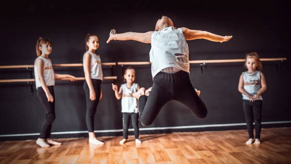 En grupp barn som dansar på Dansstudion i Linköping 