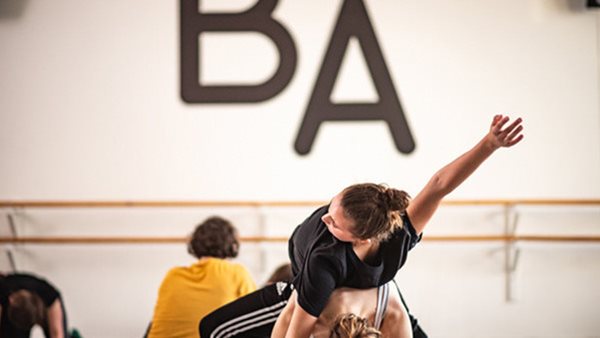 Elever på Balettakademiens dansutbildning i Göteborg övar i klassrummet