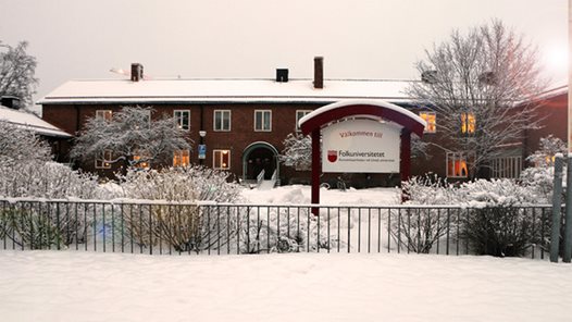 Huvudentrén och innergården på Folkuniversitetet i Umeå på Nygatan 43 i vinterskrud