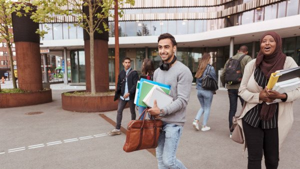 Studerande på väg till Komvux Folkuniversitetet Södertälje