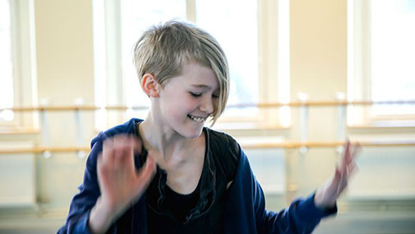 Ung tjej som dansar och ser nöjd ut på Balettakademien Stockholm