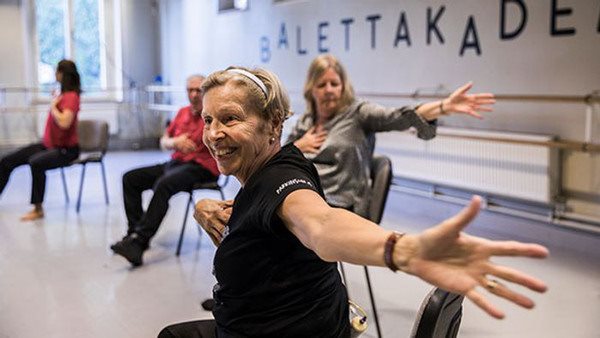 Personer som dansar Dans för Parkinson på Balettakademien