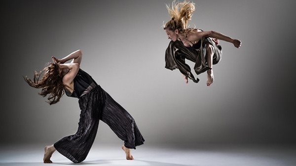 Två dansare i mörka kläder på Balettakademien Stockholm