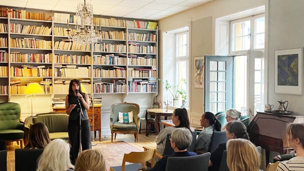 En kvinna som står framför en folkmassa.