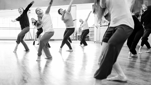 Svartvit bild på dansare på Dansstudion i Linköping