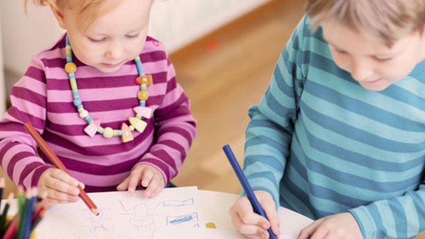 Barnen kan alltid själva välja om de vill arbeta med något av montessorimaterialet, sy, skapa, spela spel eller vara delaktig i omvårdnaden av inomhusmiljön.