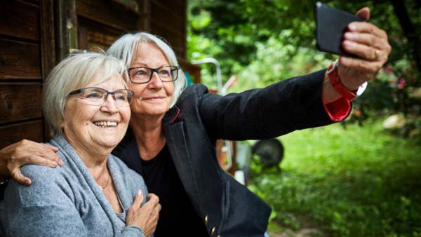 Två kvinnor tar en groupie