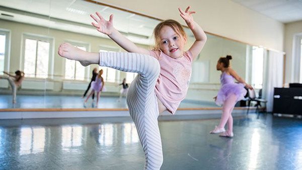 Flicka dansar på kurs i  contemporary på Balettakademien Stockholm
