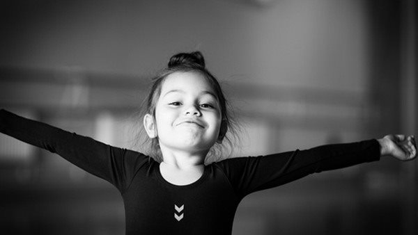 Flicka dansar och sjunger på kurs på Balettakademien Stockholm