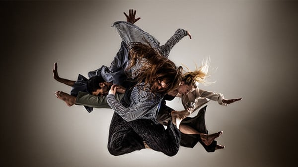 Hoppande grupp med dansare på Balettakademien Stockholm 