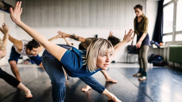Grupp övar modern dans i dansstudio